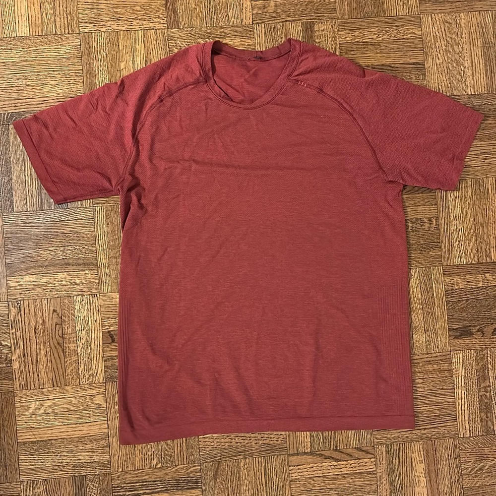 Lululemon men’s metal vent tech short sleeve, size L, game day red